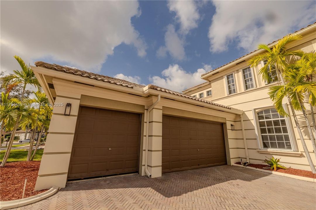 最近售出: $1,590,000 (5 贝兹, 6 浴室, 4948 平方英尺)