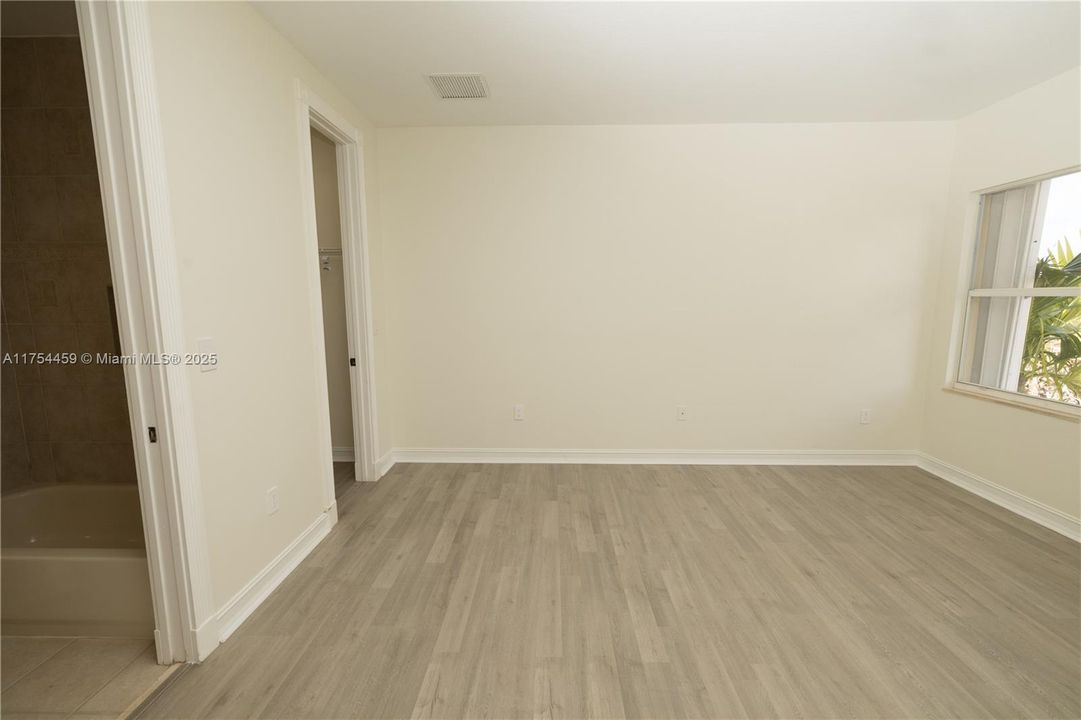 最近售出: $1,590,000 (5 贝兹, 6 浴室, 4948 平方英尺)