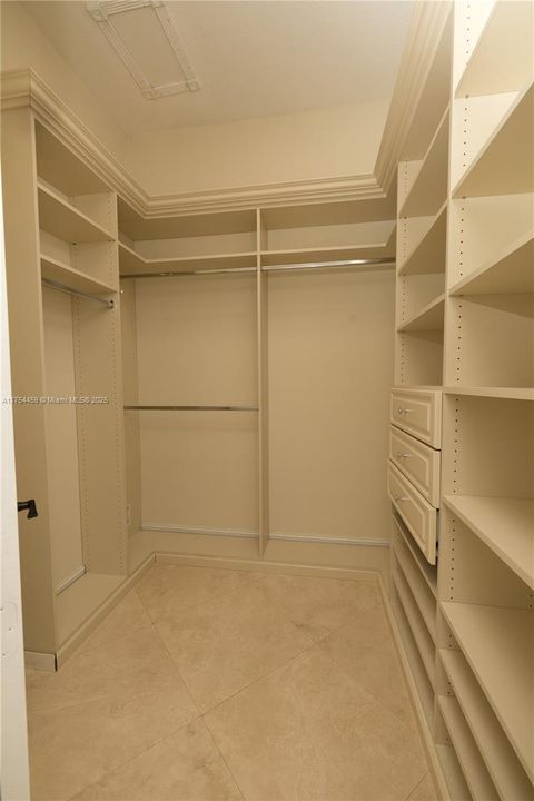 最近售出: $1,590,000 (5 贝兹, 6 浴室, 4948 平方英尺)