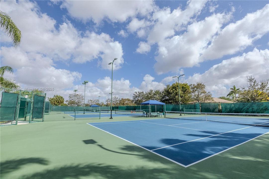 最近售出: $1,590,000 (5 贝兹, 6 浴室, 4948 平方英尺)