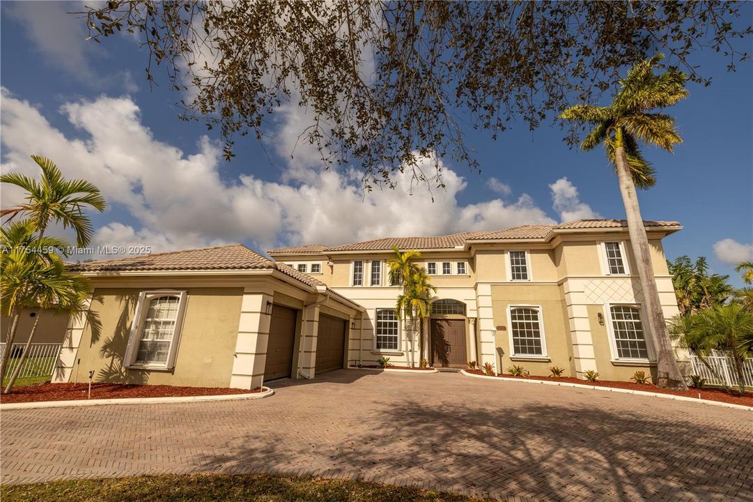 最近售出: $1,590,000 (5 贝兹, 6 浴室, 4948 平方英尺)