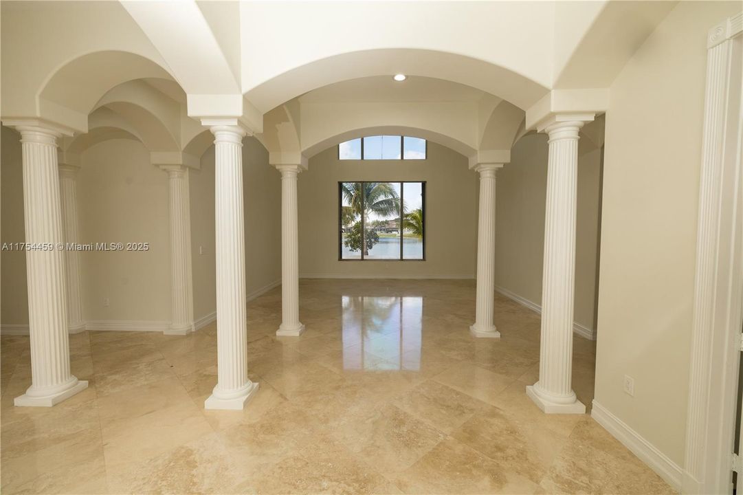 最近售出: $1,590,000 (5 贝兹, 6 浴室, 4948 平方英尺)