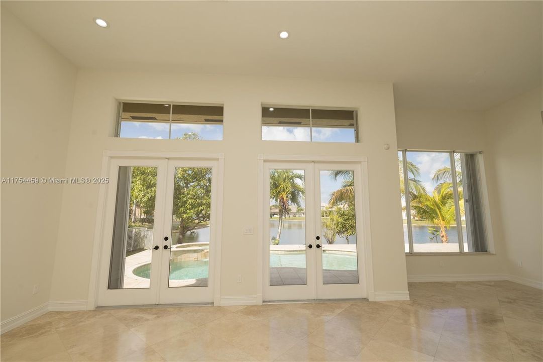 最近售出: $1,590,000 (5 贝兹, 6 浴室, 4948 平方英尺)