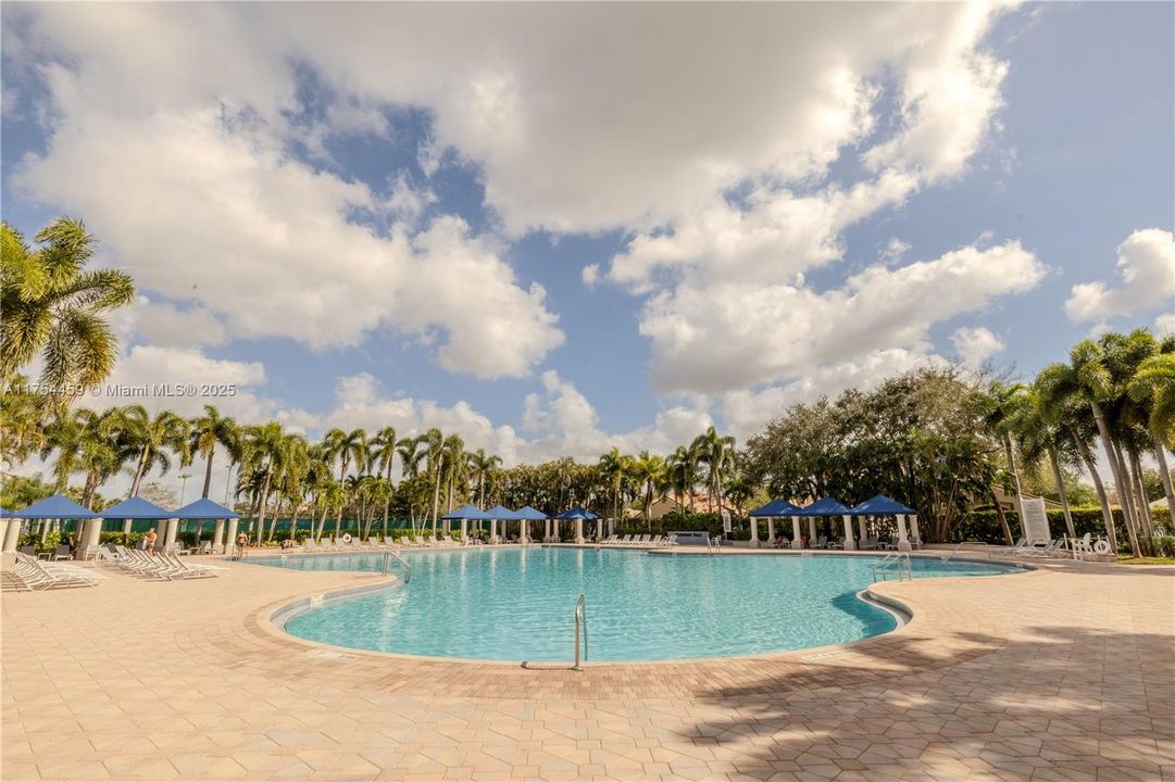 最近售出: $1,590,000 (5 贝兹, 6 浴室, 4948 平方英尺)