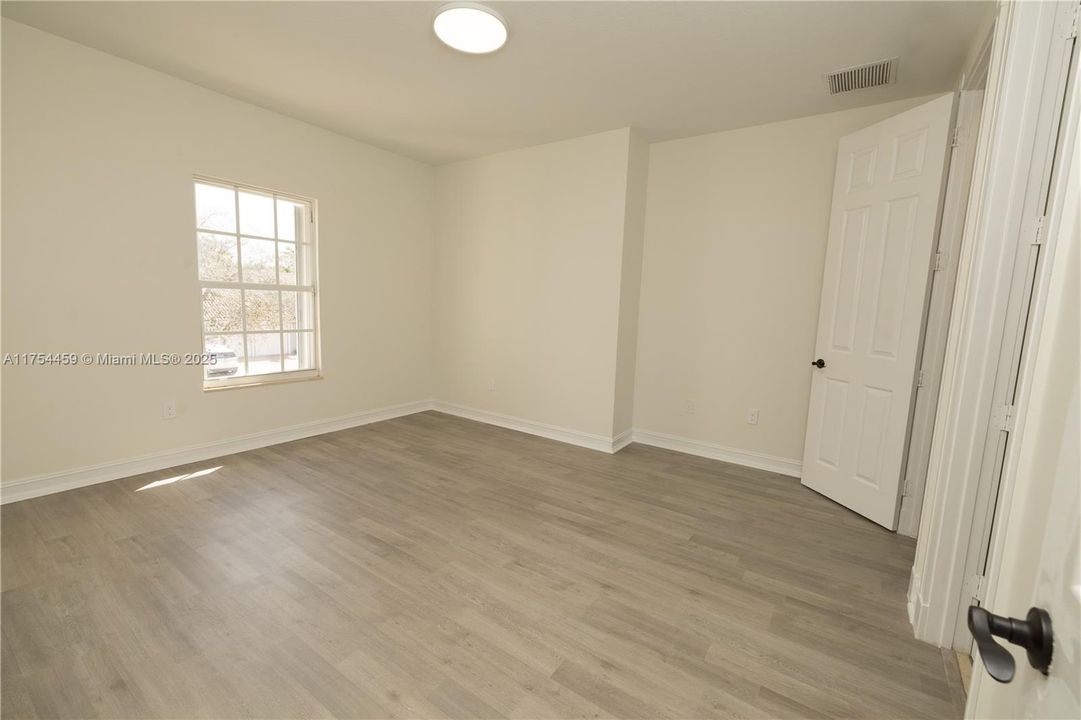 最近售出: $1,590,000 (5 贝兹, 6 浴室, 4948 平方英尺)