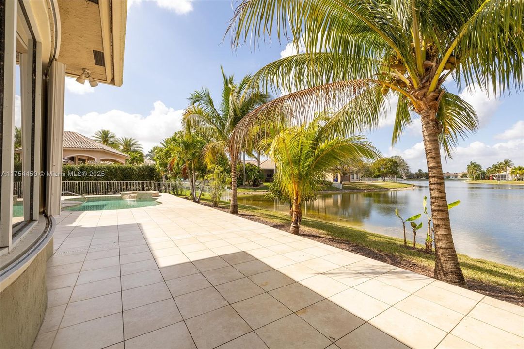 最近售出: $1,590,000 (5 贝兹, 6 浴室, 4948 平方英尺)