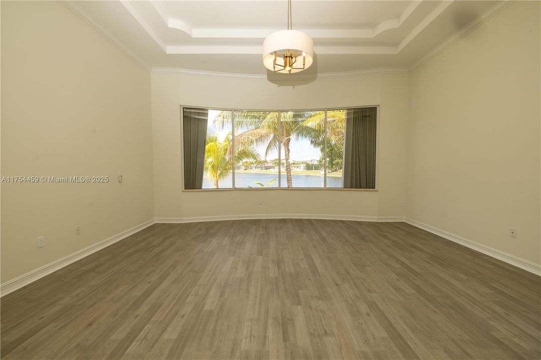 最近售出: $1,590,000 (5 贝兹, 6 浴室, 4948 平方英尺)