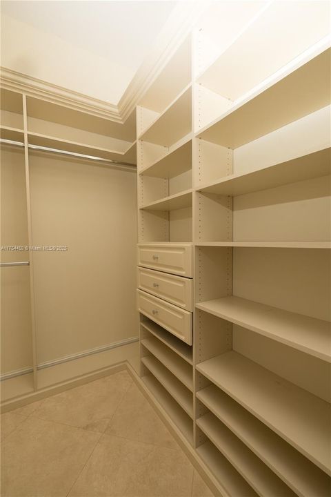 最近售出: $1,590,000 (5 贝兹, 6 浴室, 4948 平方英尺)