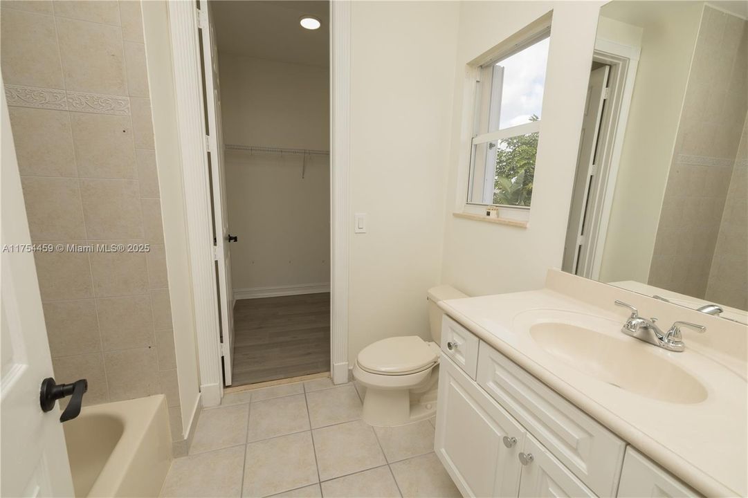 最近售出: $1,590,000 (5 贝兹, 6 浴室, 4948 平方英尺)