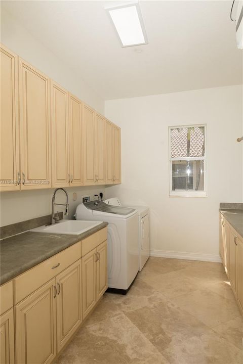 最近售出: $1,590,000 (5 贝兹, 6 浴室, 4948 平方英尺)