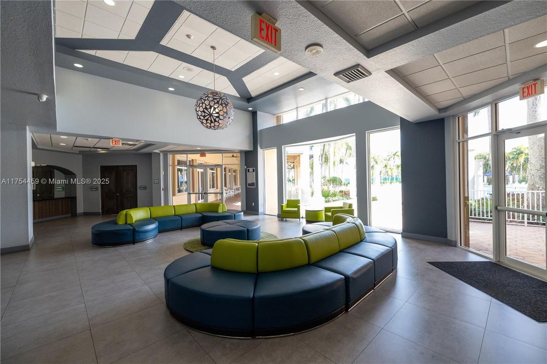 最近售出: $1,590,000 (5 贝兹, 6 浴室, 4948 平方英尺)