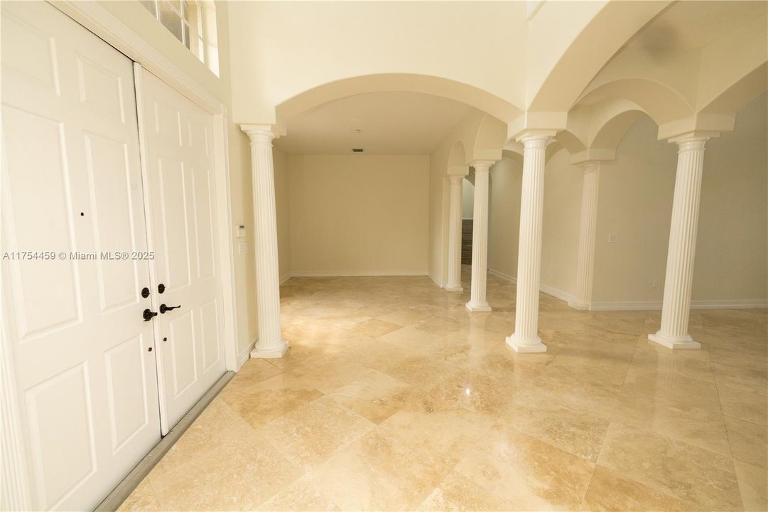 最近售出: $1,590,000 (5 贝兹, 6 浴室, 4948 平方英尺)