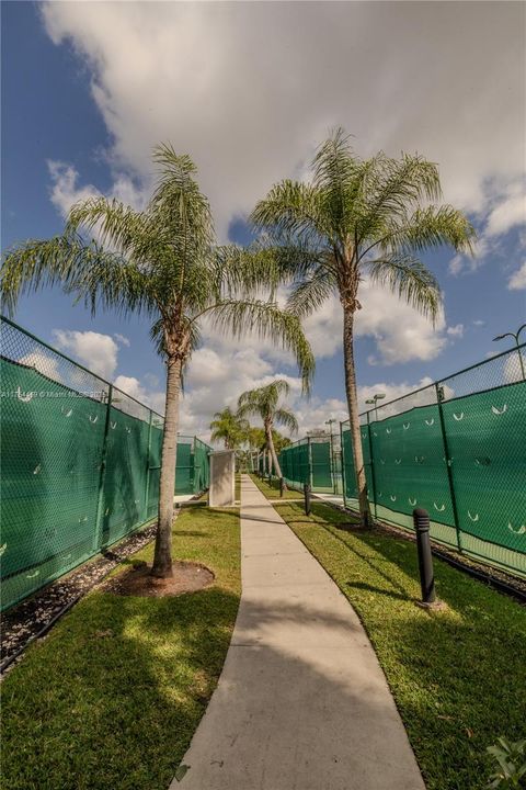 最近售出: $1,590,000 (5 贝兹, 6 浴室, 4948 平方英尺)