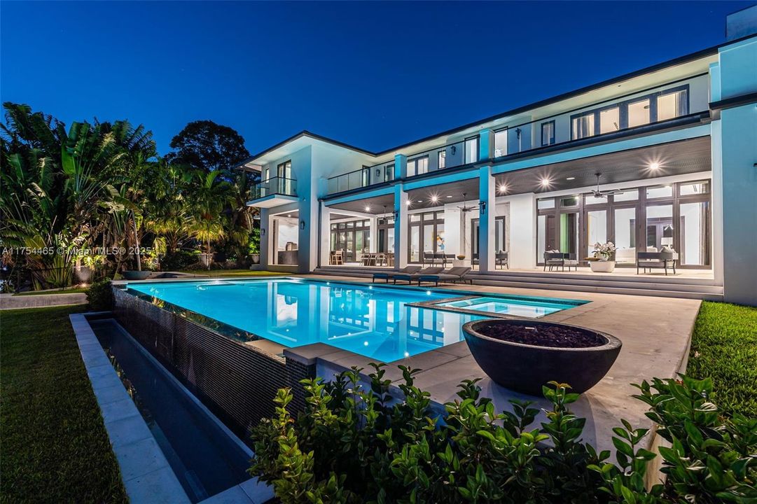 Недавно продано: $13,799,000 (7 спален, 8 ванн, 7459 Квадратных фут)