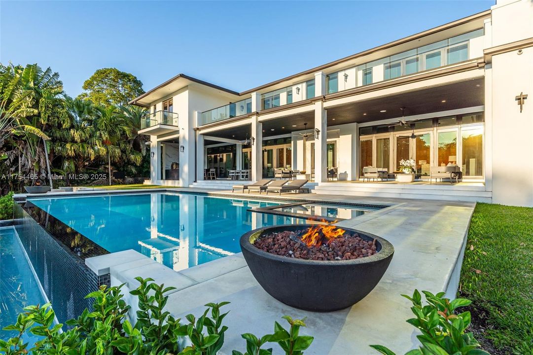 Недавно продано: $13,799,000 (7 спален, 8 ванн, 7459 Квадратных фут)