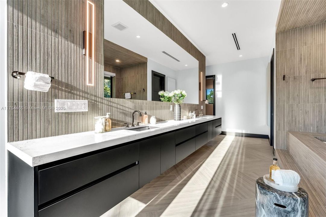 Недавно продано: $13,799,000 (7 спален, 8 ванн, 7459 Квадратных фут)