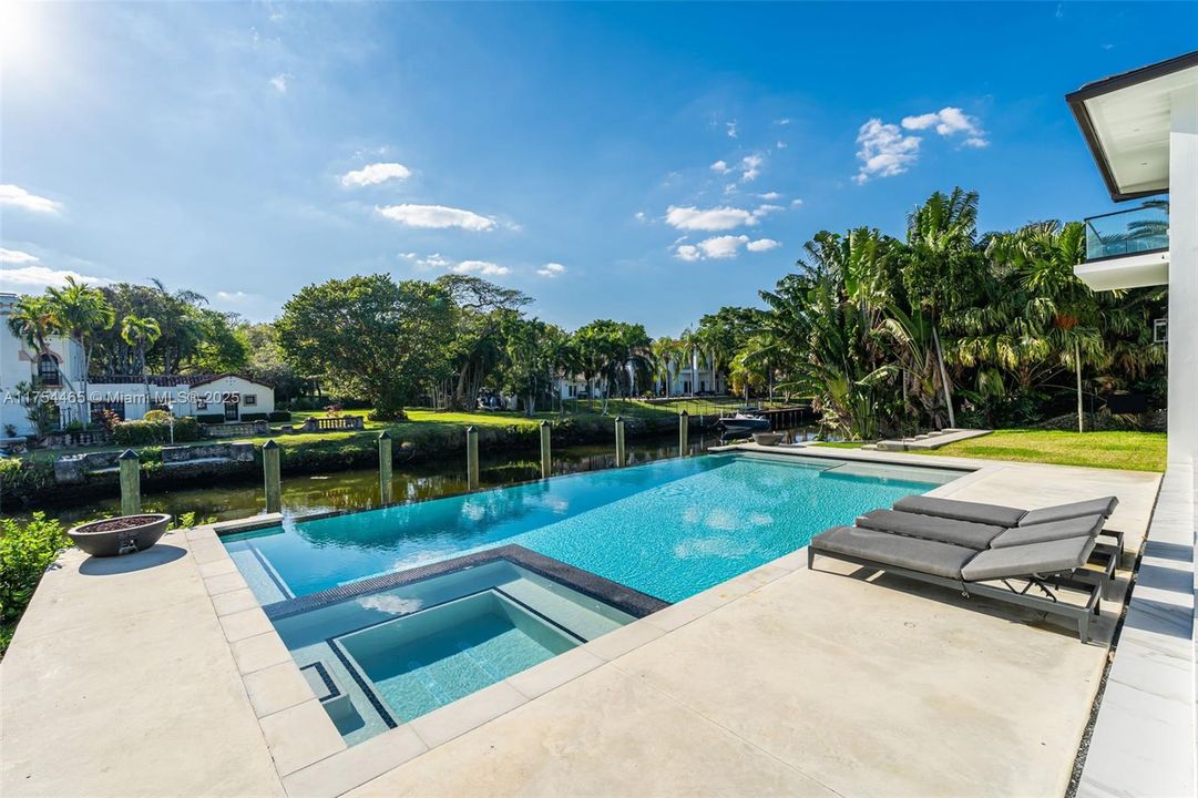 Недавно продано: $13,799,000 (7 спален, 8 ванн, 7459 Квадратных фут)