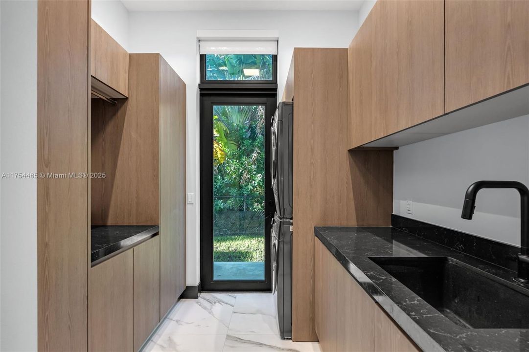 Недавно продано: $13,799,000 (7 спален, 8 ванн, 7459 Квадратных фут)