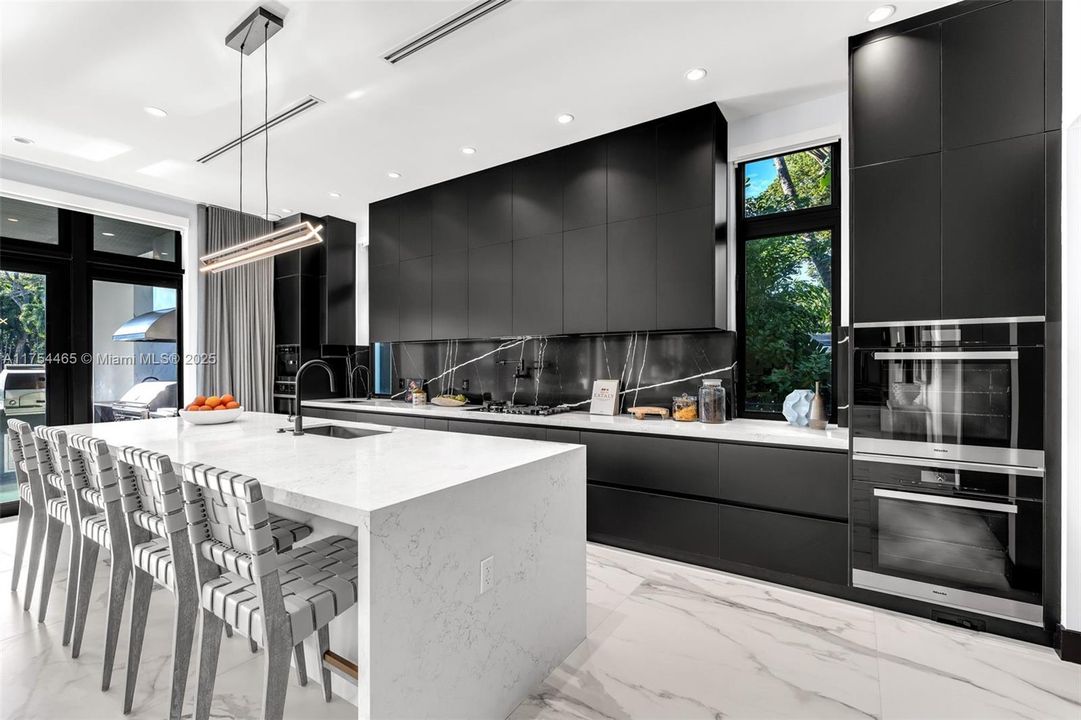 Недавно продано: $13,799,000 (7 спален, 8 ванн, 7459 Квадратных фут)