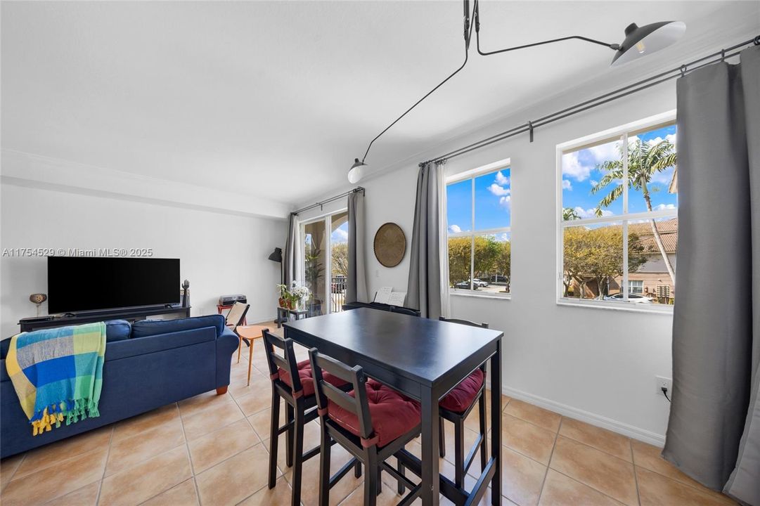 Vendido Recientemente: $455,000 (3 camas, 2 baños, 1364 Pies cuadrados)