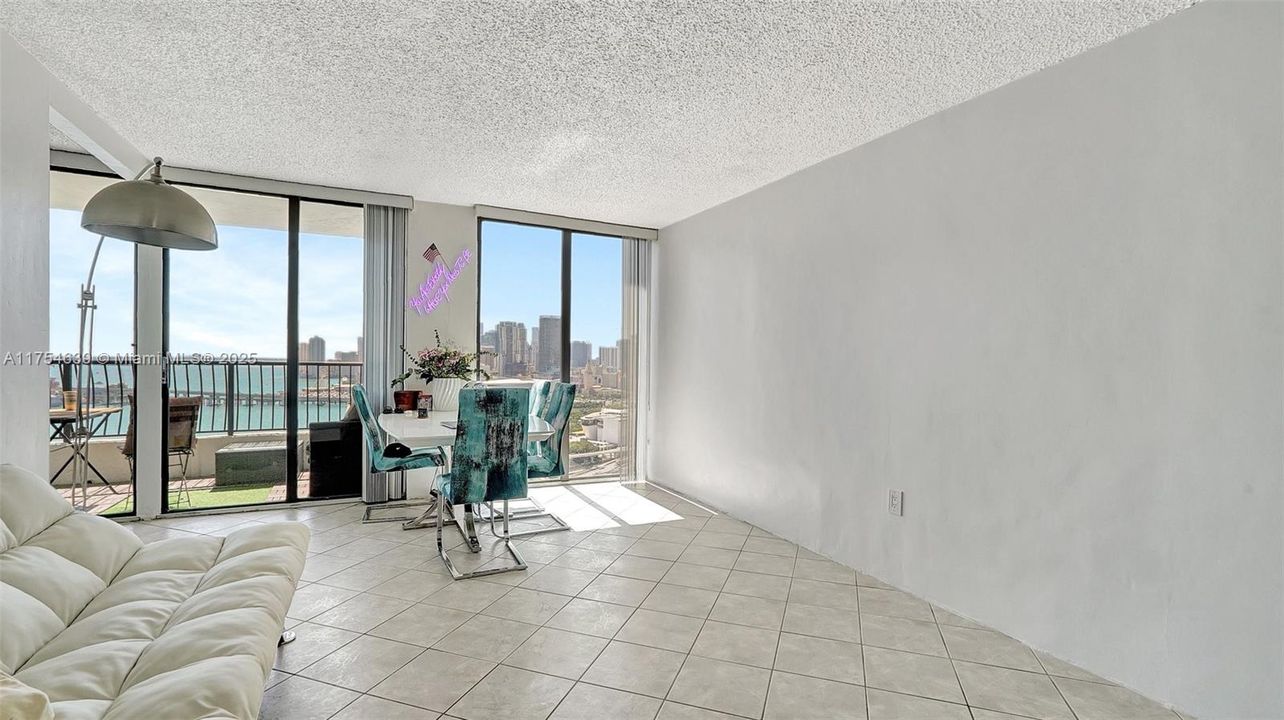 Recently Sold: $360,000 (1 beds, 1 baths, 840 Square Feet)