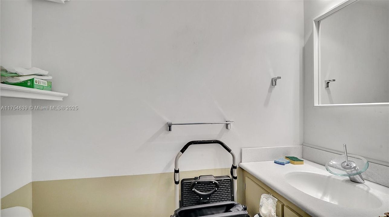 Recently Sold: $360,000 (1 beds, 1 baths, 840 Square Feet)