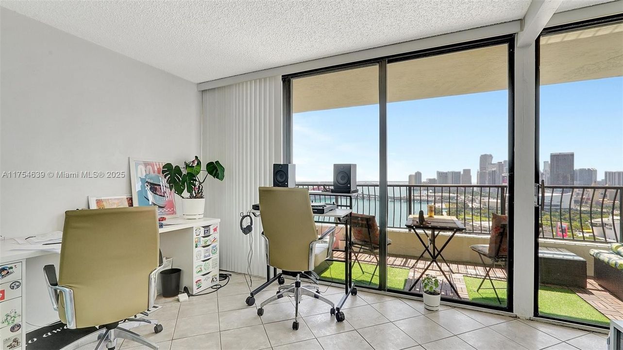 Recently Sold: $360,000 (1 beds, 1 baths, 840 Square Feet)