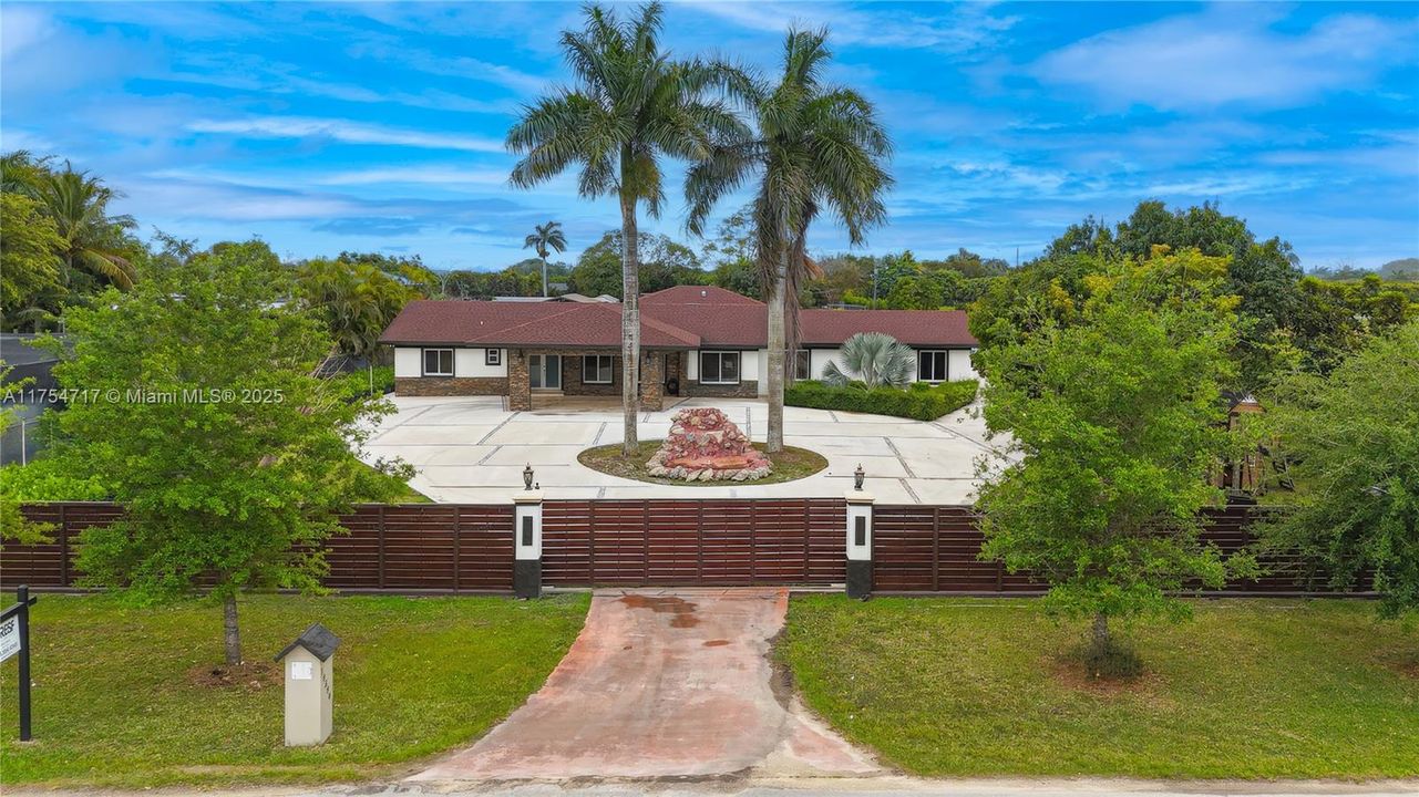 待售: $1,650,000 (4 贝兹, 3 浴室, 2474 平方英尺)