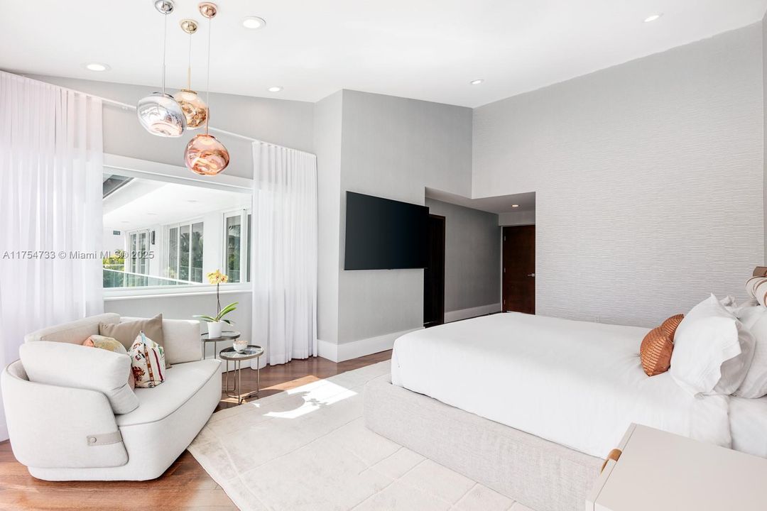 For Sale: $11,900,000 (6 beds, 5 baths, 5305 Square Feet)