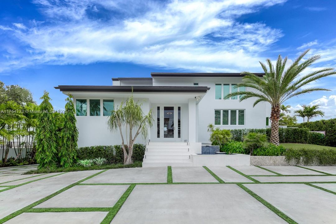 For Sale: $11,900,000 (6 beds, 5 baths, 5305 Square Feet)