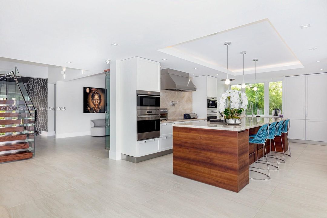 For Sale: $11,900,000 (6 beds, 5 baths, 5305 Square Feet)