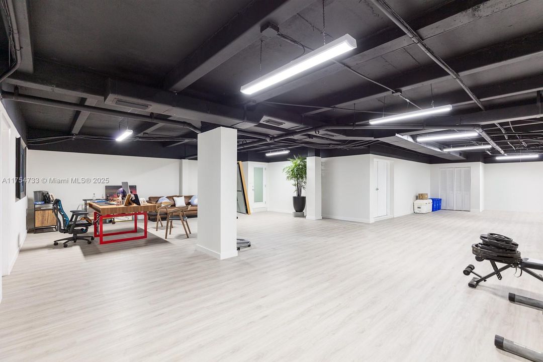 For Sale: $11,900,000 (6 beds, 5 baths, 5305 Square Feet)