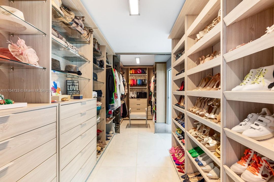 For Sale: $11,900,000 (6 beds, 5 baths, 5305 Square Feet)