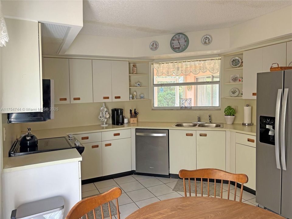 Recently Sold: $405,000 (3 beds, 2 baths, 1548 Square Feet)