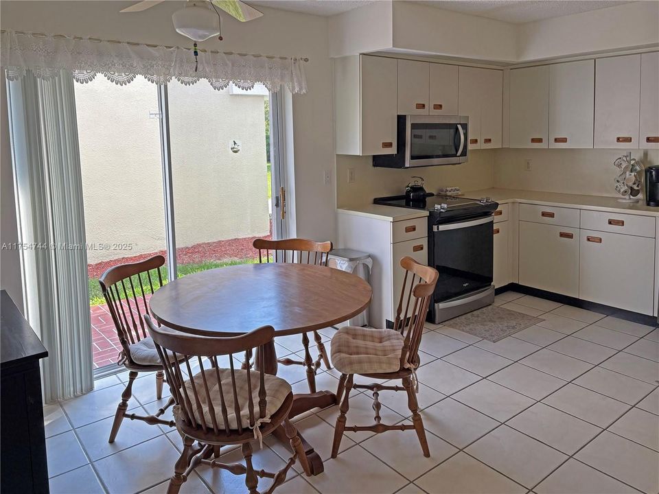 Recently Sold: $405,000 (3 beds, 2 baths, 1548 Square Feet)