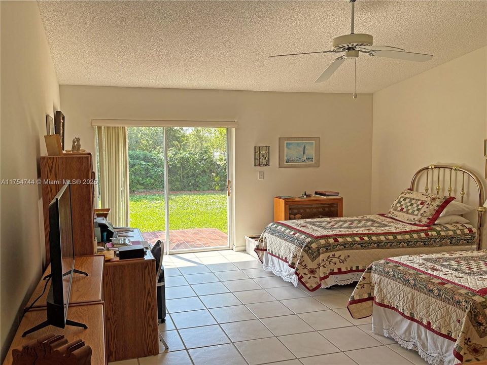 Recently Sold: $405,000 (3 beds, 2 baths, 1548 Square Feet)