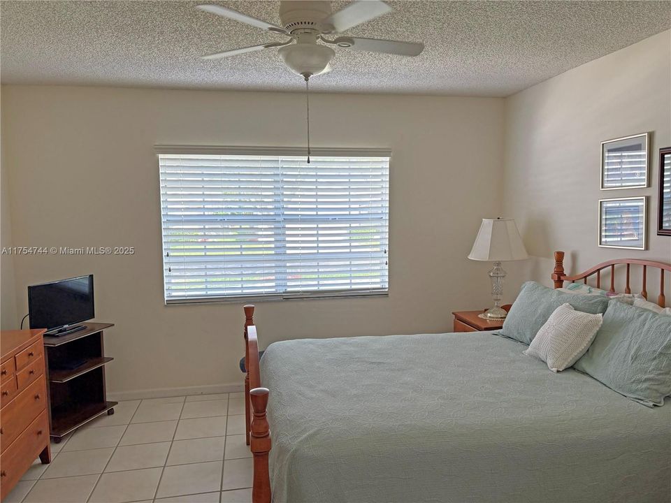 Recently Sold: $405,000 (3 beds, 2 baths, 1548 Square Feet)