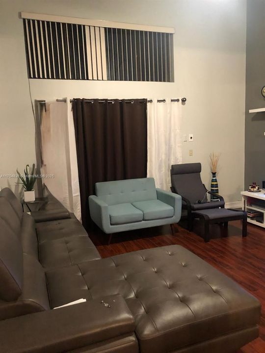 Active With Contract: $325,000 (3 beds, 2 baths, 1578 Square Feet)