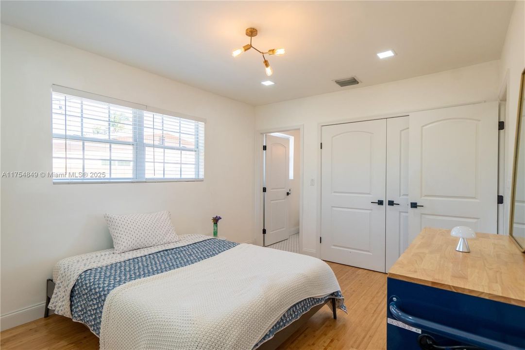 Recently Sold: $419,000 (3 beds, 2 baths, 1136 Square Feet)