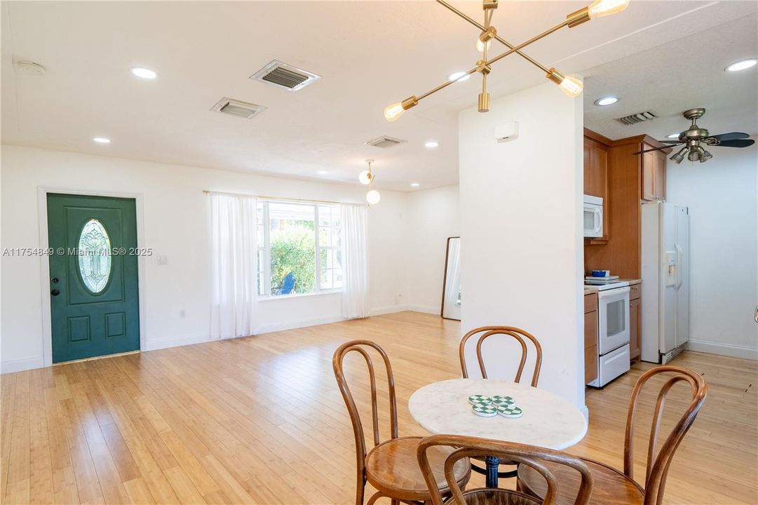 Recently Sold: $419,000 (3 beds, 2 baths, 1136 Square Feet)