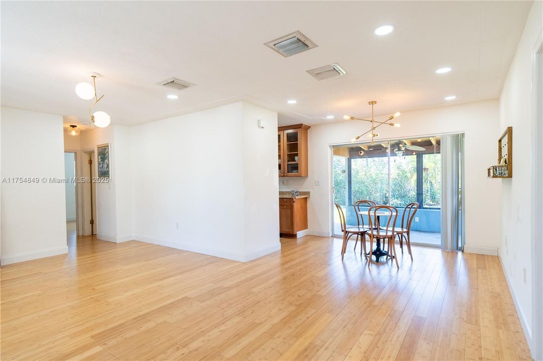 Recently Sold: $419,000 (3 beds, 2 baths, 1136 Square Feet)