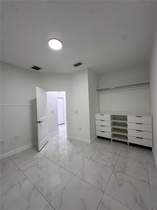 最近售出: $500,000 (0 贝兹, 0 浴室, 2400 平方英尺)