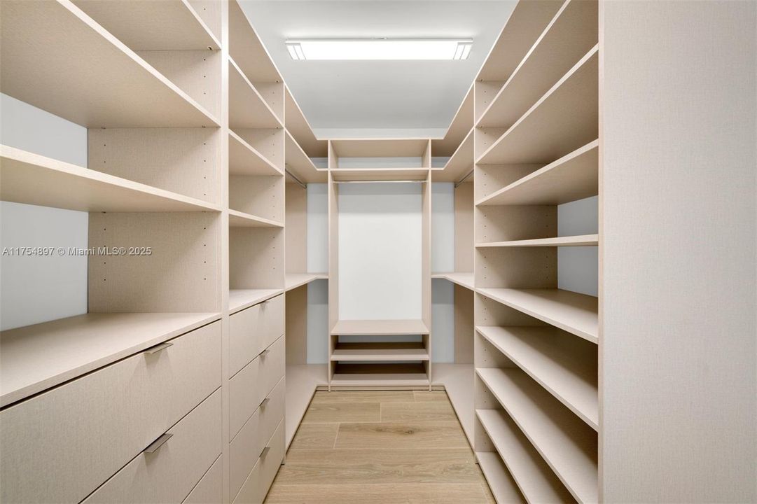 Activo con contrato: $7,950,000 (6 camas, 6 baños, 5331 Pies cuadrados)