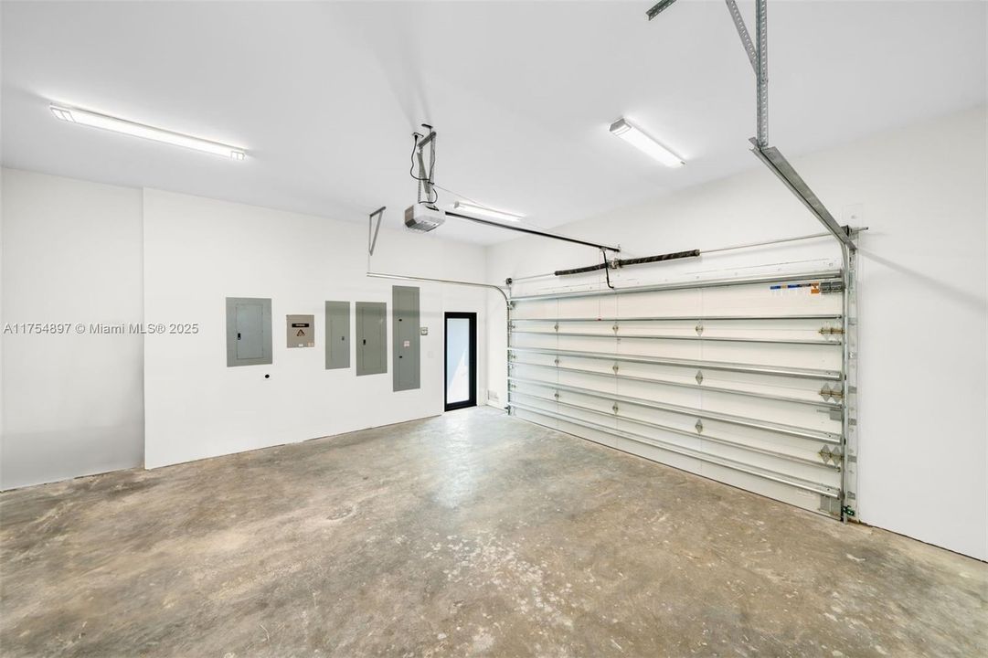 Activo con contrato: $7,950,000 (6 camas, 6 baños, 5331 Pies cuadrados)