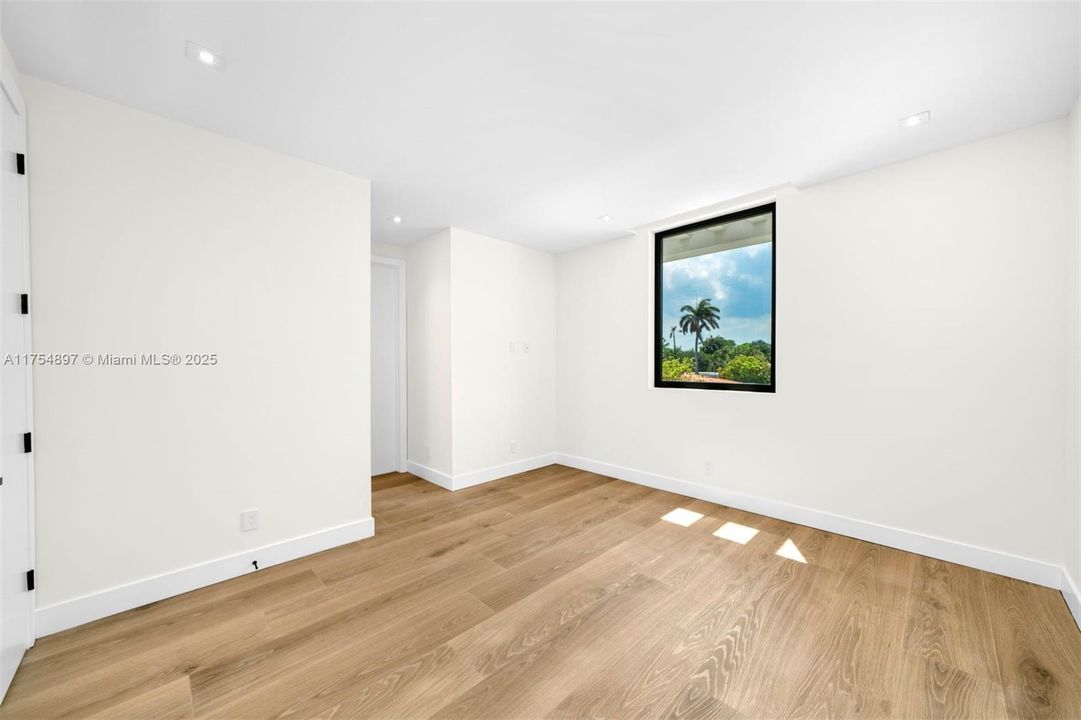 Activo con contrato: $7,950,000 (6 camas, 6 baños, 5331 Pies cuadrados)