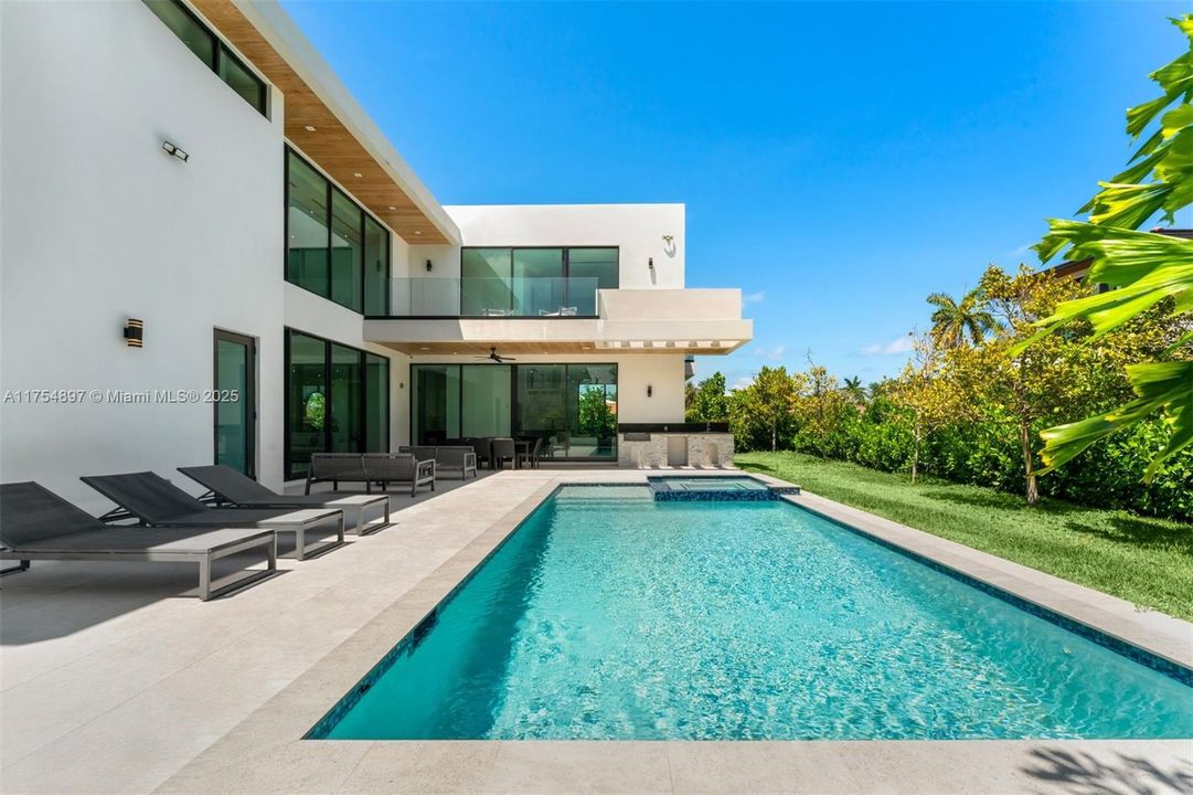 Activo con contrato: $7,950,000 (6 camas, 6 baños, 5331 Pies cuadrados)