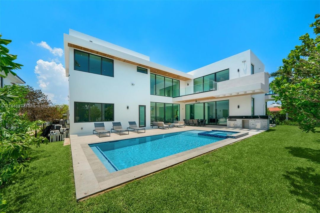 Activo con contrato: $7,950,000 (6 camas, 6 baños, 5331 Pies cuadrados)