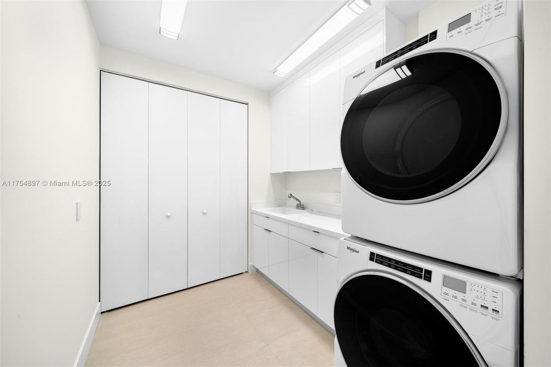 Activo con contrato: $7,950,000 (6 camas, 6 baños, 5331 Pies cuadrados)