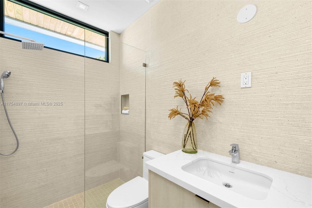 Activo con contrato: $7,950,000 (6 camas, 6 baños, 5331 Pies cuadrados)