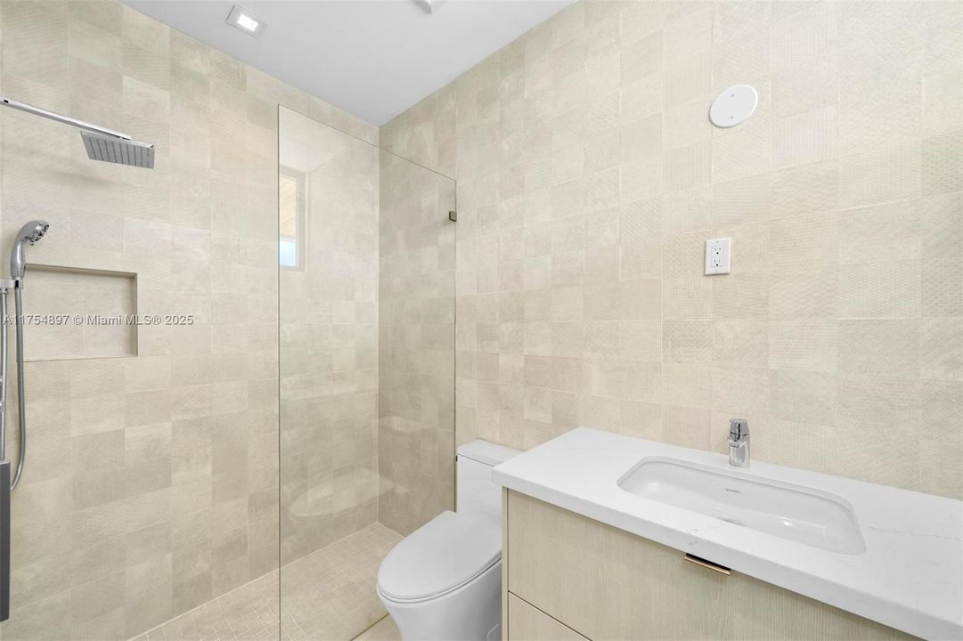 Activo con contrato: $7,950,000 (6 camas, 6 baños, 5331 Pies cuadrados)